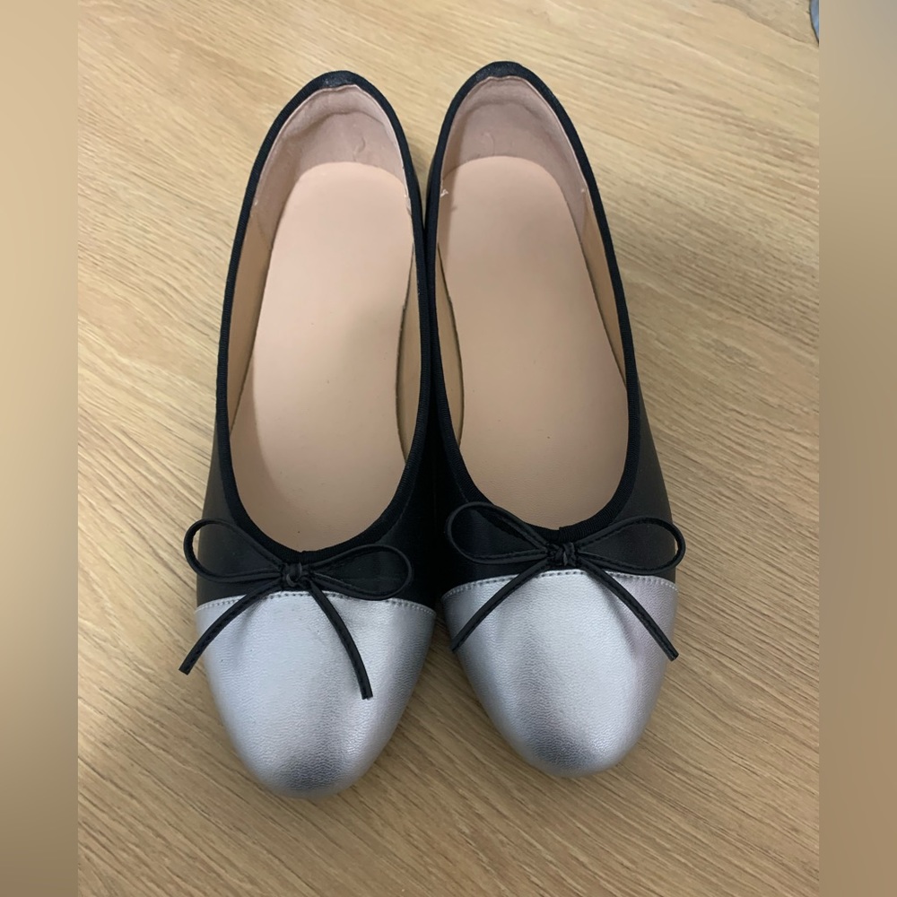 Ballet flat with silver cap toe